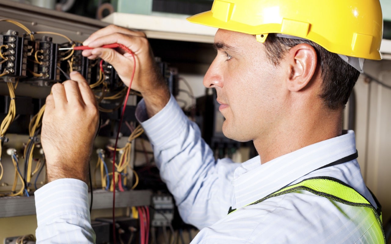 Сколько стоят платные курсы в учебном центре электриков. Узнать цены.