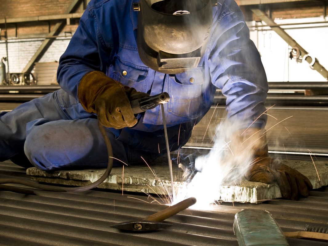 Выполнение сварки. Сваривание труб. Сварка металла. Сварка/welding 2022. Сварка полуавтоматом технология сварки.