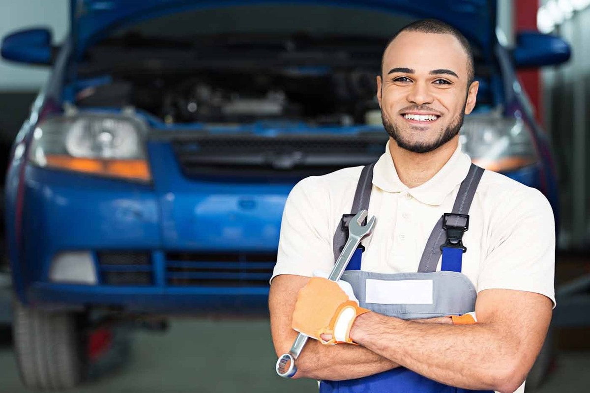 Sam had the mechanic his car. Автослесарь. Работник автосервиса. Механик автослесарь. Мужчина механик.