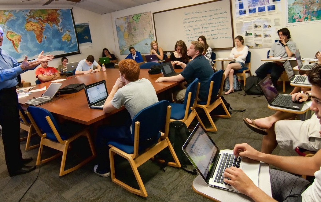 Студенты на занятиях. Курсы про. Бизнес тренинг. Подготовка менеджеров. Онлайн обучение.