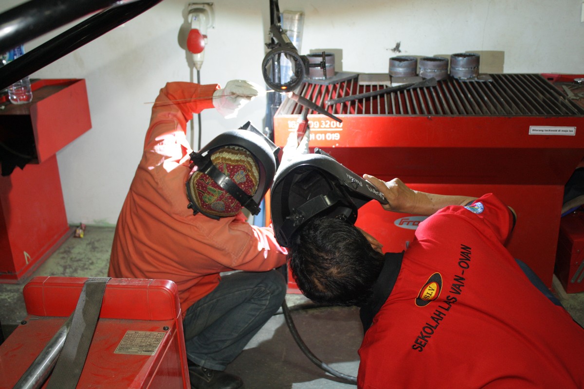 учебный центр сварщиков. новейшие сварочные технологии. сварочный цех. сварочный цех. электросварщик.